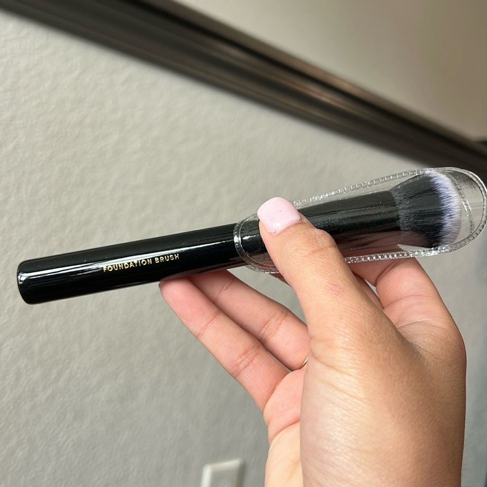 Laura Geller - foundation brush